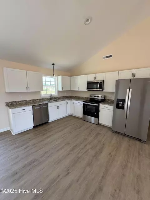 Kitchen - 175 Lanefield Rd, Warsaw, NC 28398 photo 2 of 4