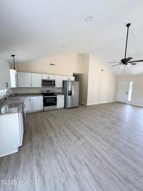 Kitchen - 175 Lanefield Rd, Warsaw, NC 28398 photo 3 of 4