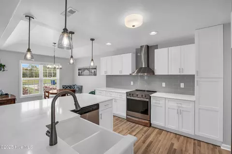 Kitchen - 92 Lewis Rd, Hampstead, NC 28443 photo 3 of 5