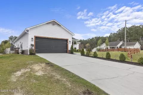 200 Flagstone Ln, Jacksonville, NC 28546