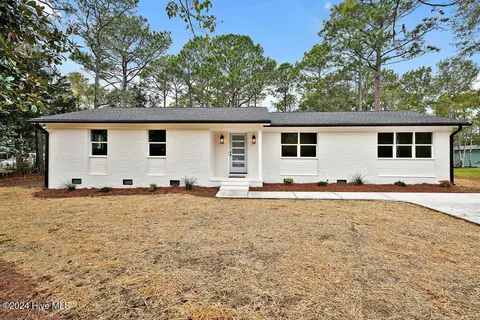 1013 E Moore St, Southport, NC 28461