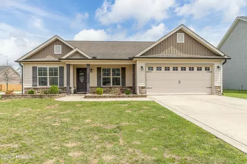 722 Radiant Dr, Jacksonville, NC 28546