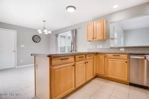 Kitchen - 229 E Ivybridge Dr # -1, Hubert, NC 28539 photo 6 of 9