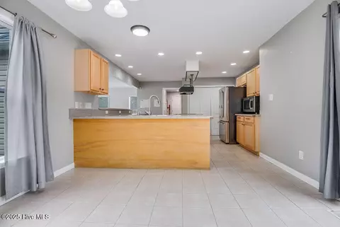 Kitchen - 229 E Ivybridge Dr # -1, Hubert, NC 28539 photo 8 of 9