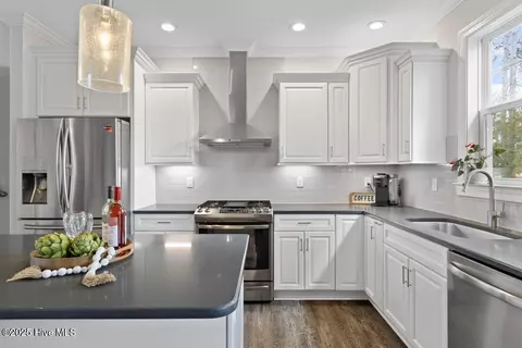 Kitchen - 354 Crown Pointe Dr, Hampstead, NC 28443 photo 2 of 3