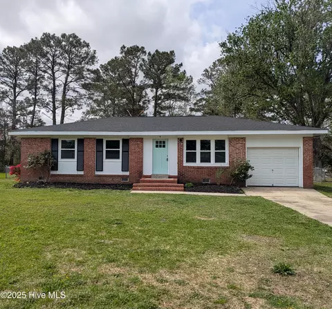 6 Yorkshire Dr, Jacksonville, NC 28546