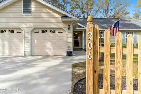 206 Park Avenue Ext, Southport, NC 28461