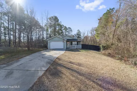 216 Glenwood Dr, Hubert, NC 28539