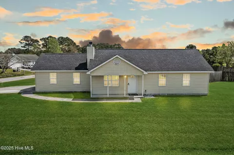 206 Zachary Ln, Hubert, NC 28539