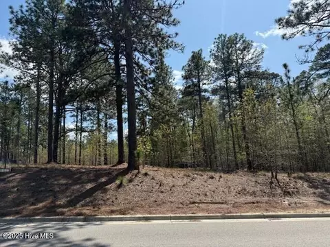 19 Ridgeland St, Pinehurst, NC 28374