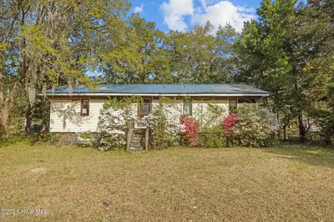 440 Village Dr, Beaufort, NC 28516