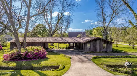 101 Grove Cir, Lake Waccamaw, NC 28450
