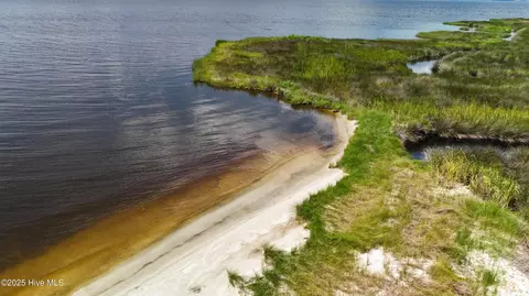 223 Garbacon Dr, Beaufort, NC 28516