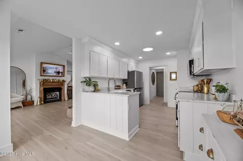 Kitchen - 5713 Sloop Ct, New Bern, NC 28560 photo 3 of 5