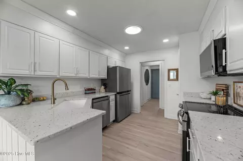 Kitchen - 5713 Sloop Ct, New Bern, NC 28560 photo 4 of 5