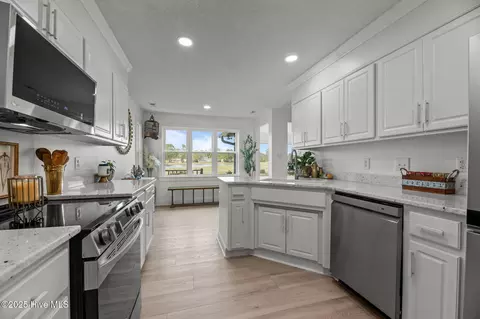 Kitchen - 5713 Sloop Ct, New Bern, NC 28560 photo 5 of 5