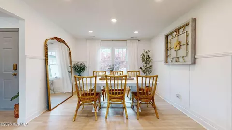 Dining - 5713 Sloop Ct, New Bern, NC 28560 photo 2 of 2