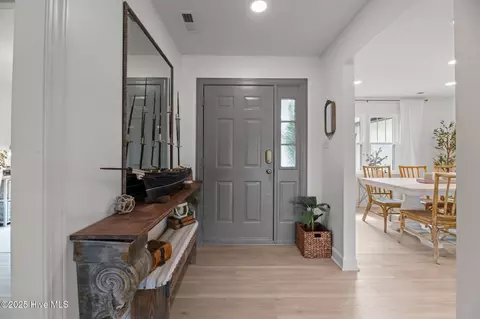Entry Way - 5713 Sloop Ct, New Bern, NC 28560 photo 3 of 4