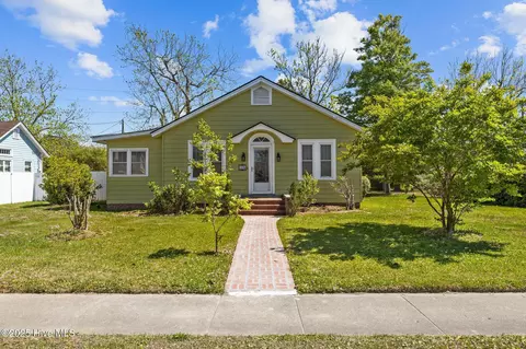 1106 Live Oak St, Beaufort, NC 28516