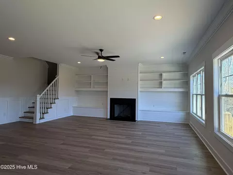 Living - 302 E Ivybridge Dr, Hubert, NC 28539 photo 2 of 4