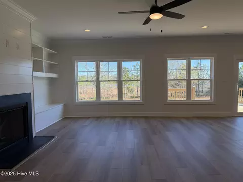 Living - 302 E Ivybridge Dr, Hubert, NC 28539 photo 3 of 4