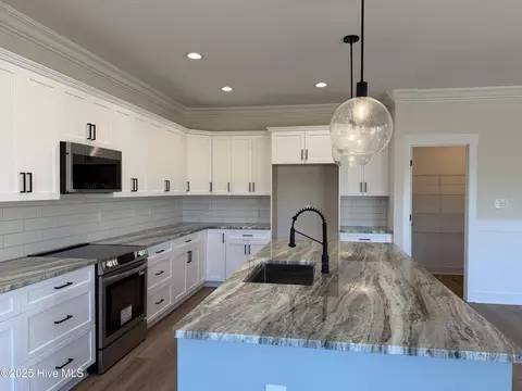 Kitchen - 302 E Ivybridge Dr, Hubert, NC 28539 photo 3 of 3