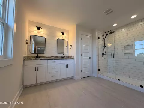 Bath - 302 E Ivybridge Dr, Hubert, NC 28539 photo 3 of 5