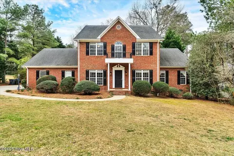 230 W Hedgelawn Way, Southern Pines, NC 28387