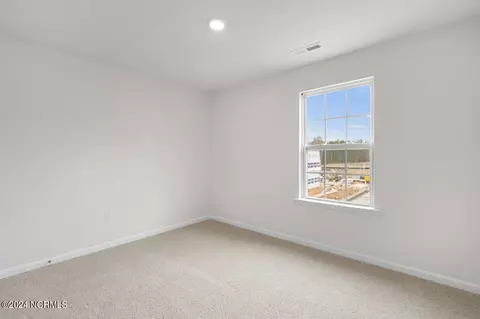 Bedroom - 2012 Minnette Cir, New Bern, NC 28562 photo 6 of 8