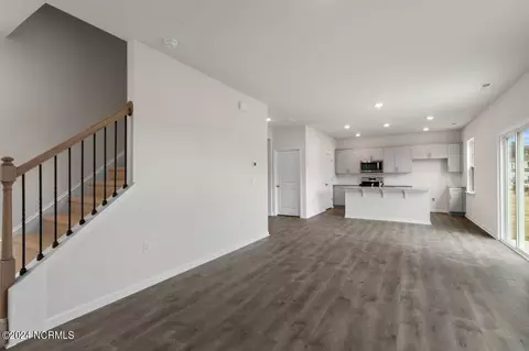 Entry Way - 2012 Minnette Cir, New Bern, NC 28562 photo 6 of 7