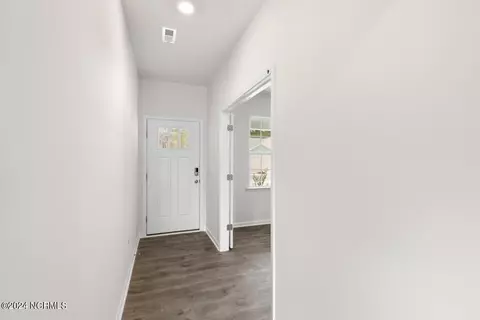 Entry Way - 2012 Minnette Cir, New Bern, NC 28562 photo 4 of 7