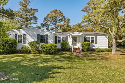 169 Nelson St, Harkers Island, NC 28531