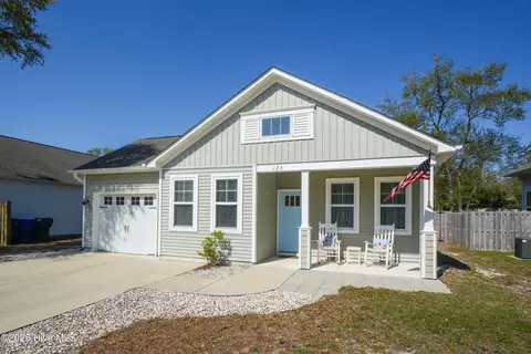 123 NE 7th St, Oak Island, NC 28465