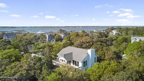 102 Wyndward Ct, Emerald Isle, NC 28594