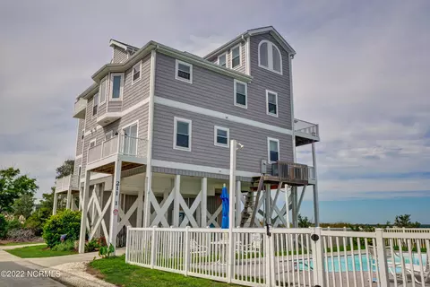 211 1 Gysgt D W Boatman Dr, North Topsail Beach, NC 28460