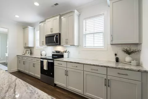 Kitchen - 208 Bachmans Trl, Hampstead, NC 28443 photo 4 of 5