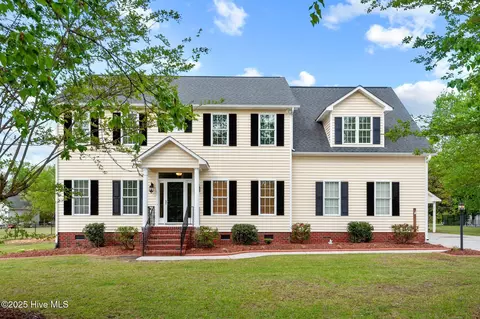 1213 Windbrooke Dr, Grimesland, NC 27837