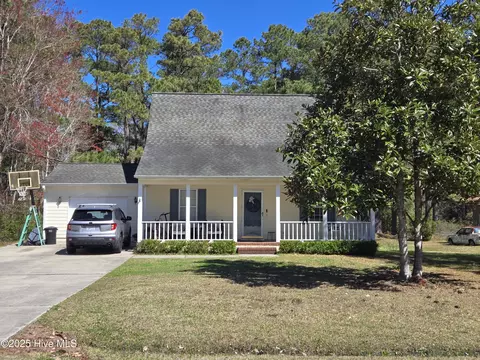 130 Riverside Dr, Beaufort, NC 28516
