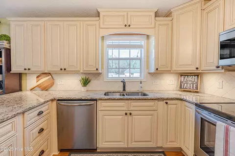 Kitchen - 169 Pearsons Ln, Hampstead, NC 28443 photo 6 of 7
