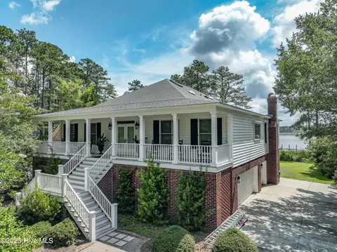923 Crooked Creek Dr, New Bern, NC 28560