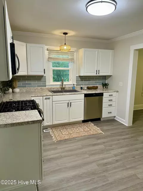 Kitchen - 109 Pineview St, Havelock, NC 28532 photo 5 of 6