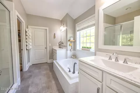 Bath - 606 Center Dr, Hampstead, NC 28443 photo 2 of 5
