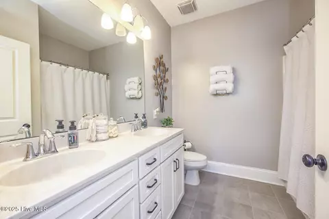 Bath - 606 Center Dr, Hampstead, NC 28443 photo 5 of 5