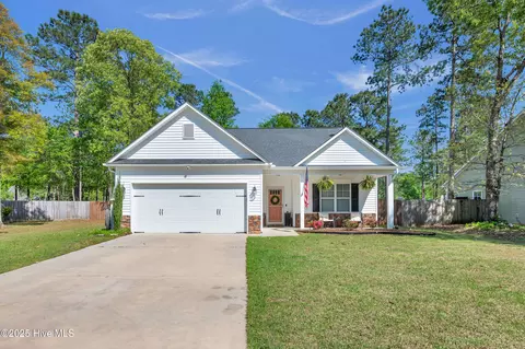 32 Feather Ln, Rocky Point, NC 28457