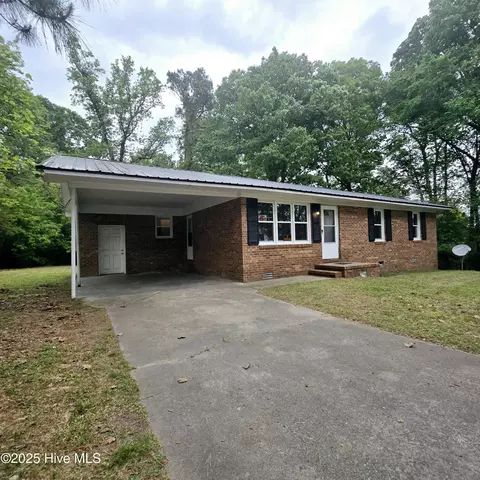 422 Community Rd, Warsaw, NC 28398