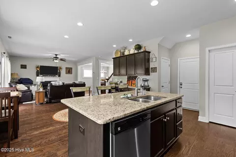Kitchen - 11 E Bailey Ln, Hampstead, NC 28443 photo 6 of 6