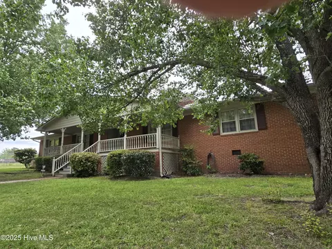 705 School Dr, Williamston, NC 27892