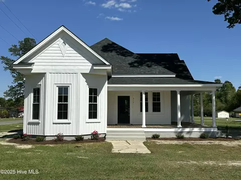 212 N Hill St, Faison, NC 28341