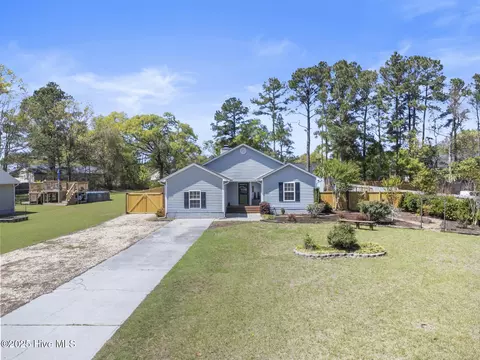 Exterior - 309 Tassel Ct, Hubert, NC 28539 photo 2 of 20
