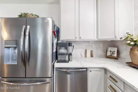 Kitchen - 309 Tassel Ct, Hubert, NC 28539 photo 4 of 8